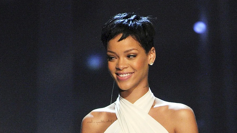 Rihanna bodenlang mit Kurzhaarschnitt