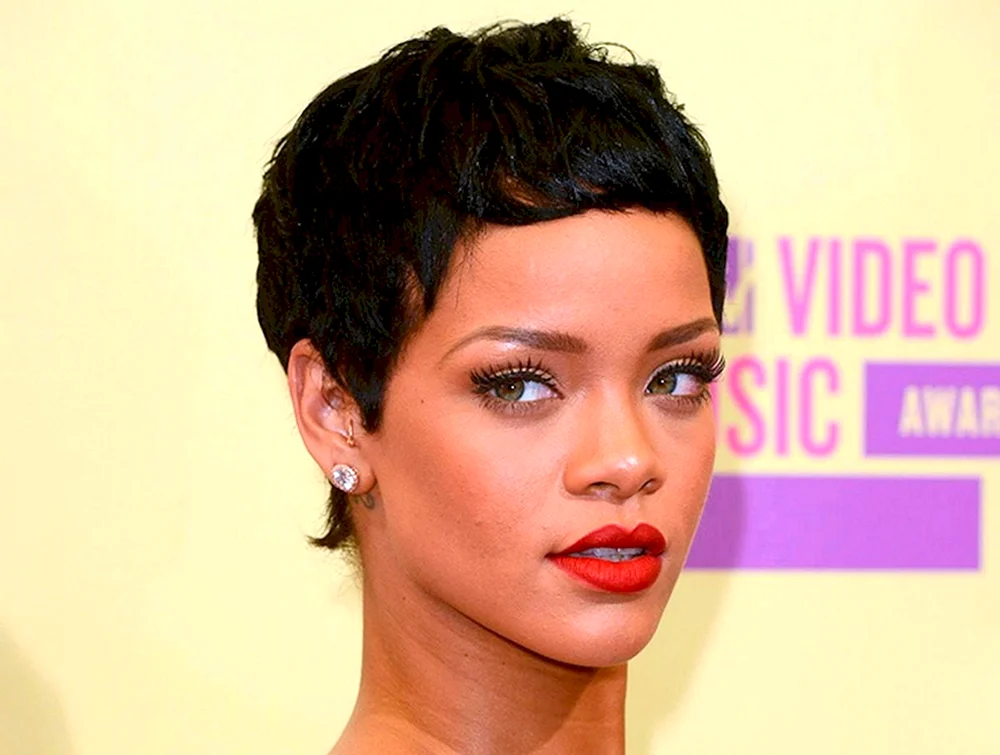 Rihanna mit Kurzhaarschnitt