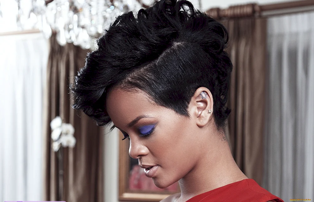 Rihanna mit Kurzhaarschnitt. Haarschnitt