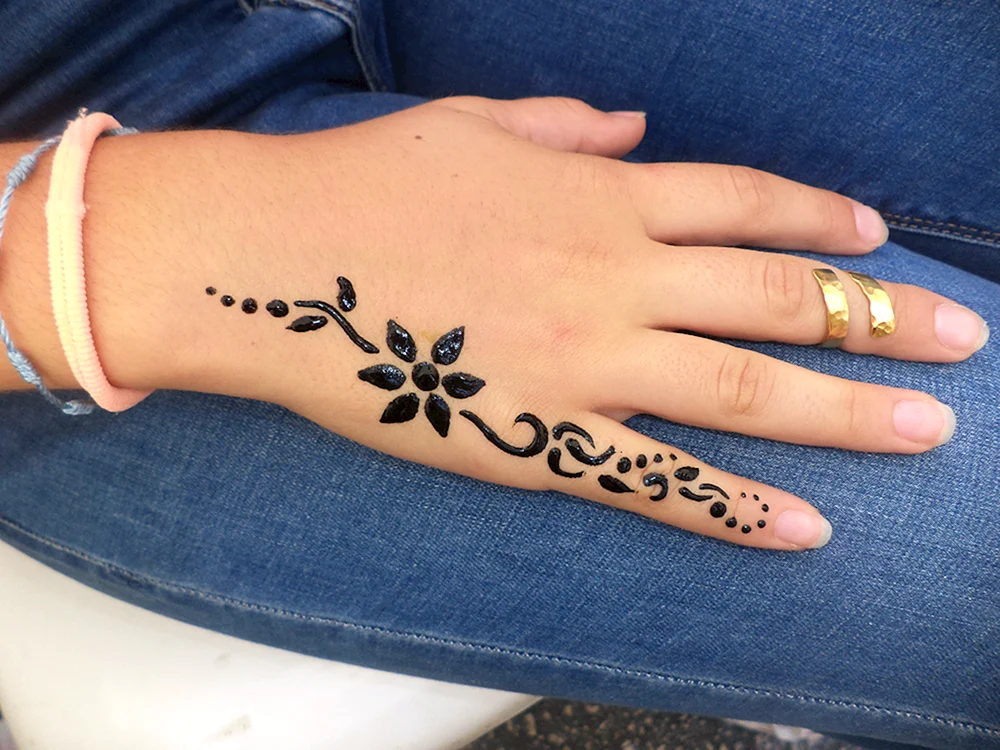 Hand-Henna-Malerei auf Händen