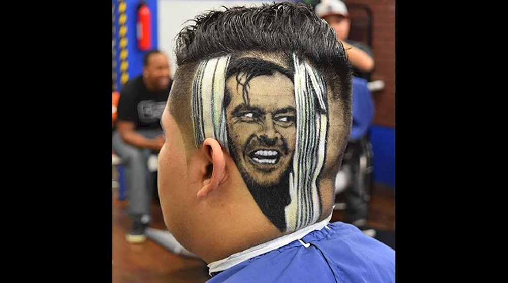 Herrenfrisur mit Haaren am Hinterkopf