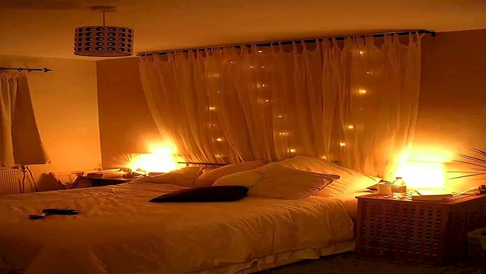 Schlafzimmer mit Bett im Dunkeln