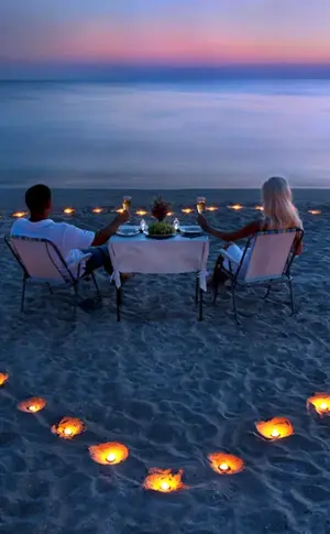Romantisches Abendessen am Meer