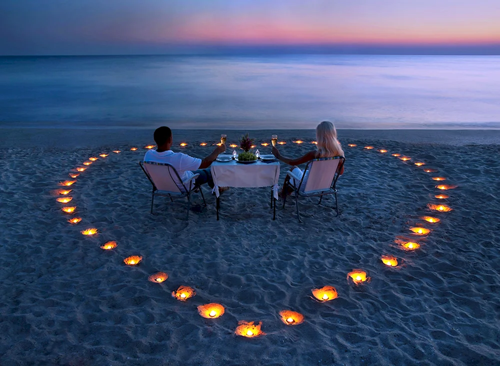 Romantisches Abendessen am Meer