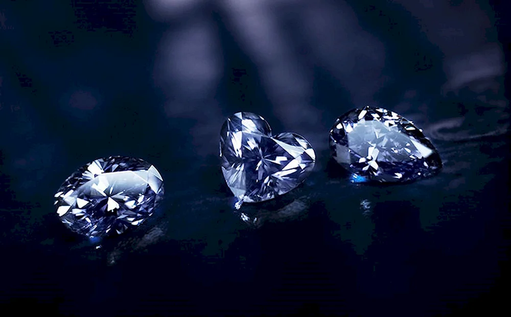 Diamanten auf schwarzem Hintergrund