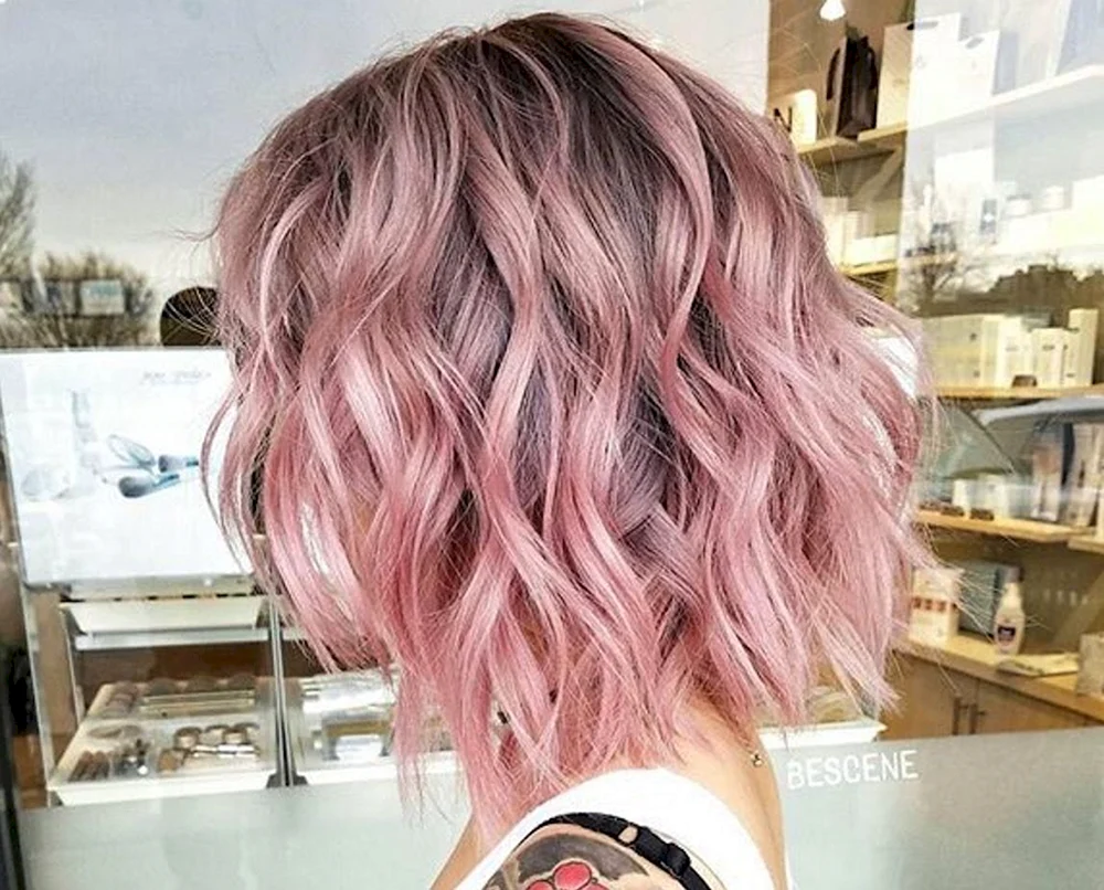 Rosa Strähnen auf kurzem Haar