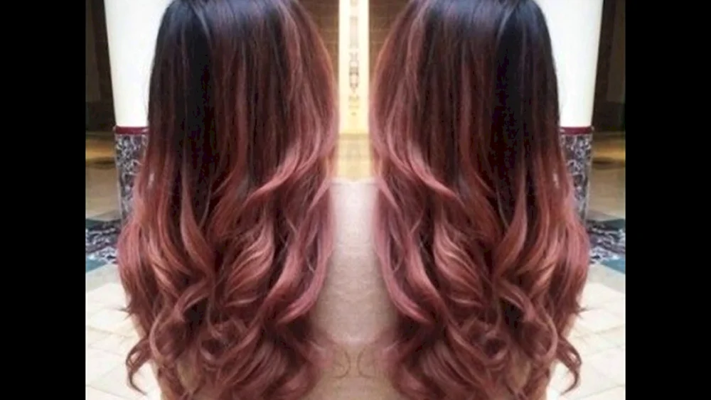 Rosa Ombré auf dunklem Haar