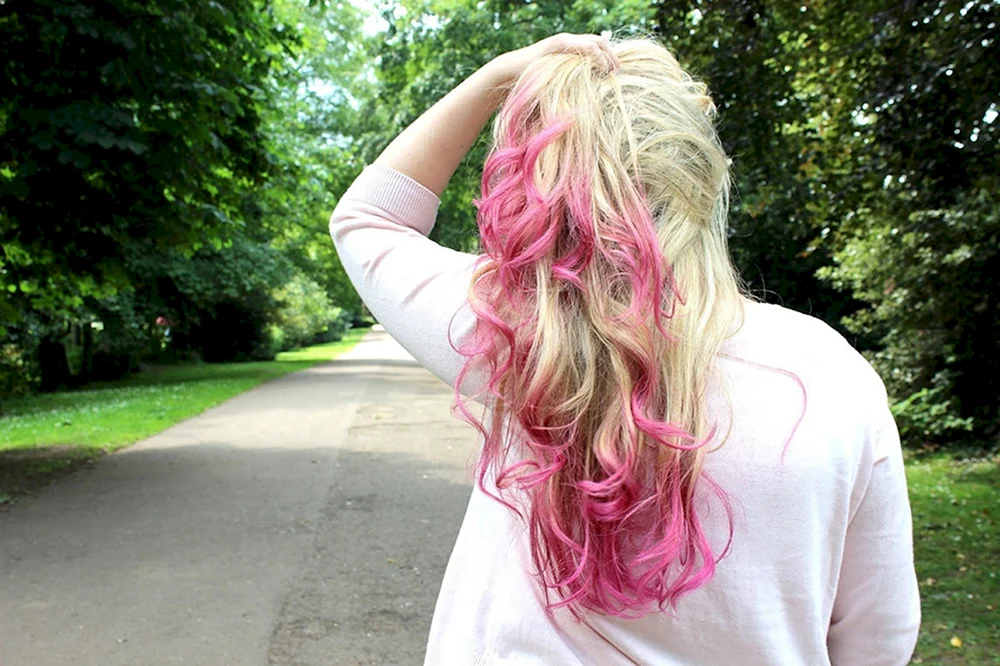 Farbige Haarspitzen auf dunklem Haar