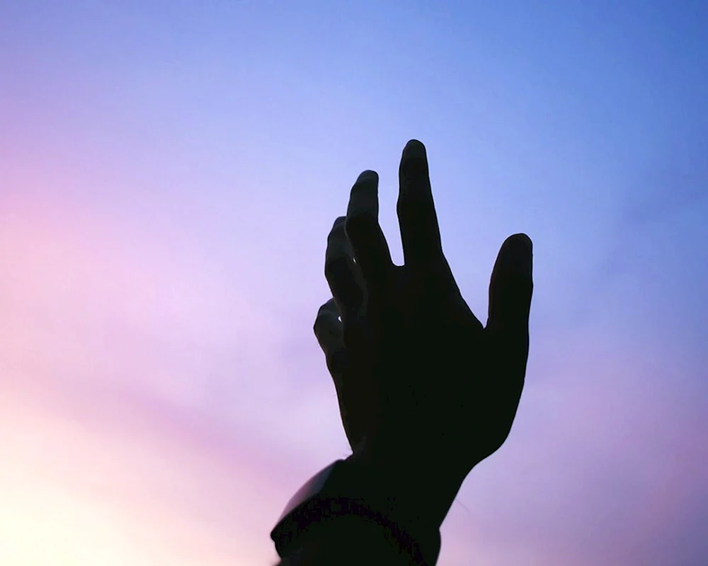 Hände, die sich in den Himmel strecken