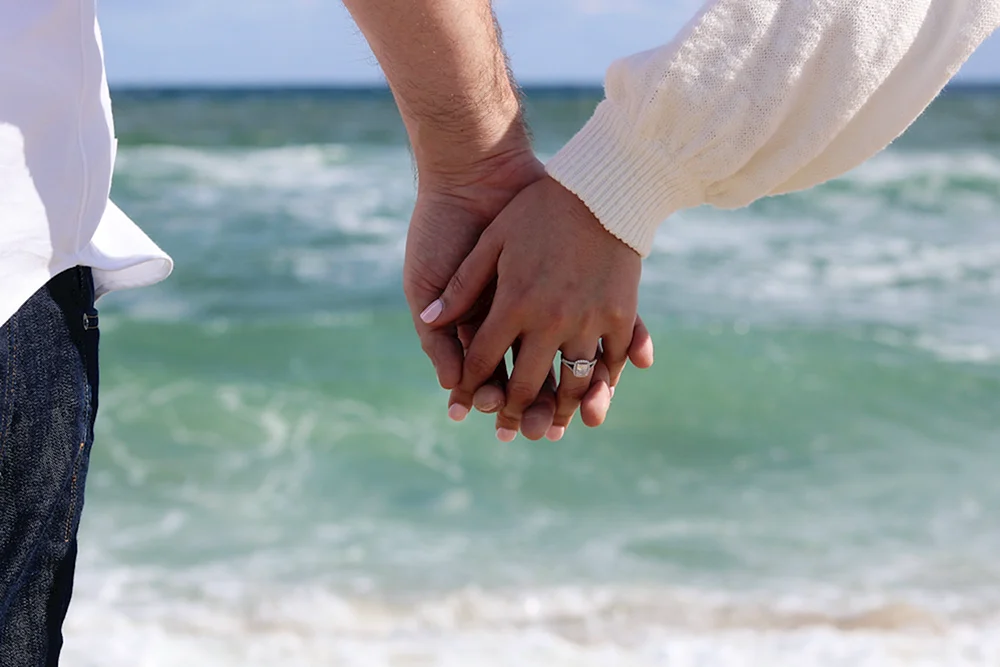 Hände von Verliebten in der Liebe