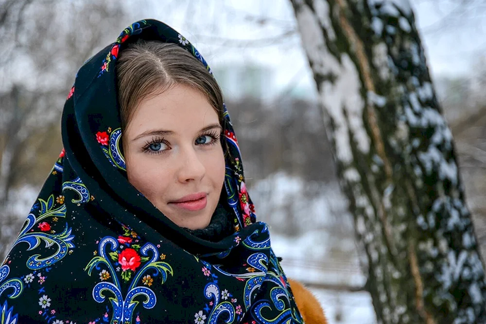 Russisches Mädchen mit Schal