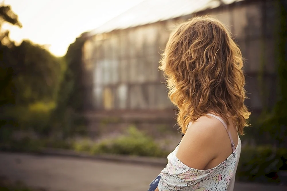 Blond mit kurzen Haaren auf dem Meer