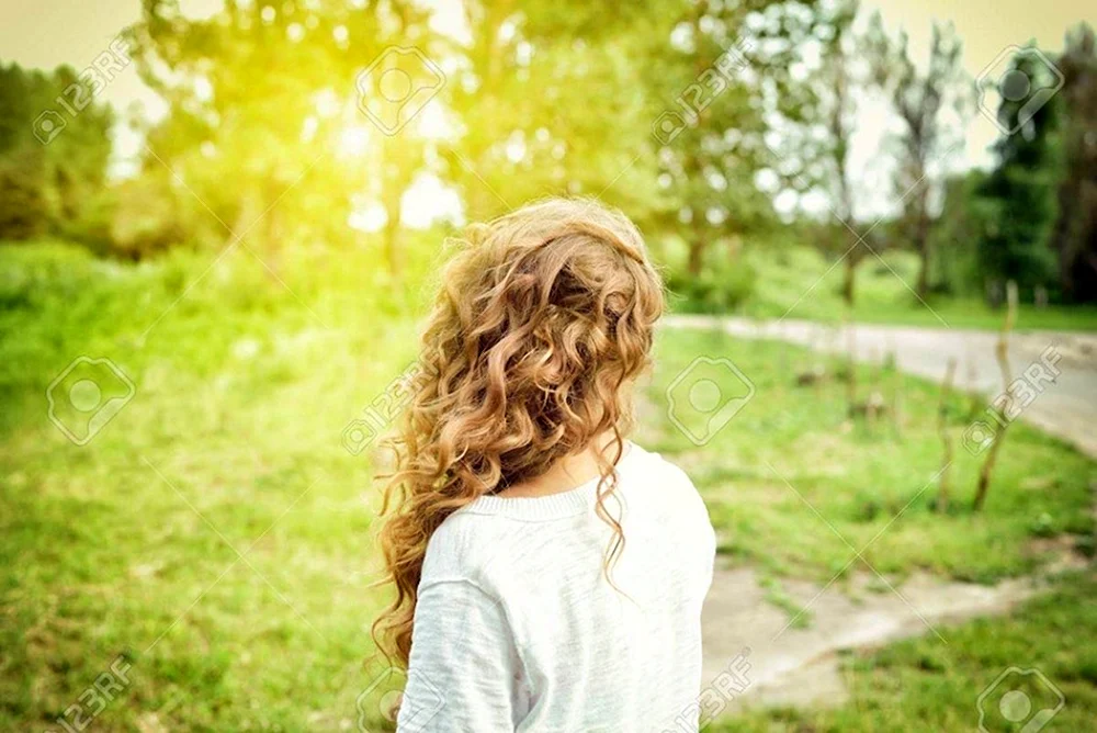 Lockenmädchen mit roten Haaren