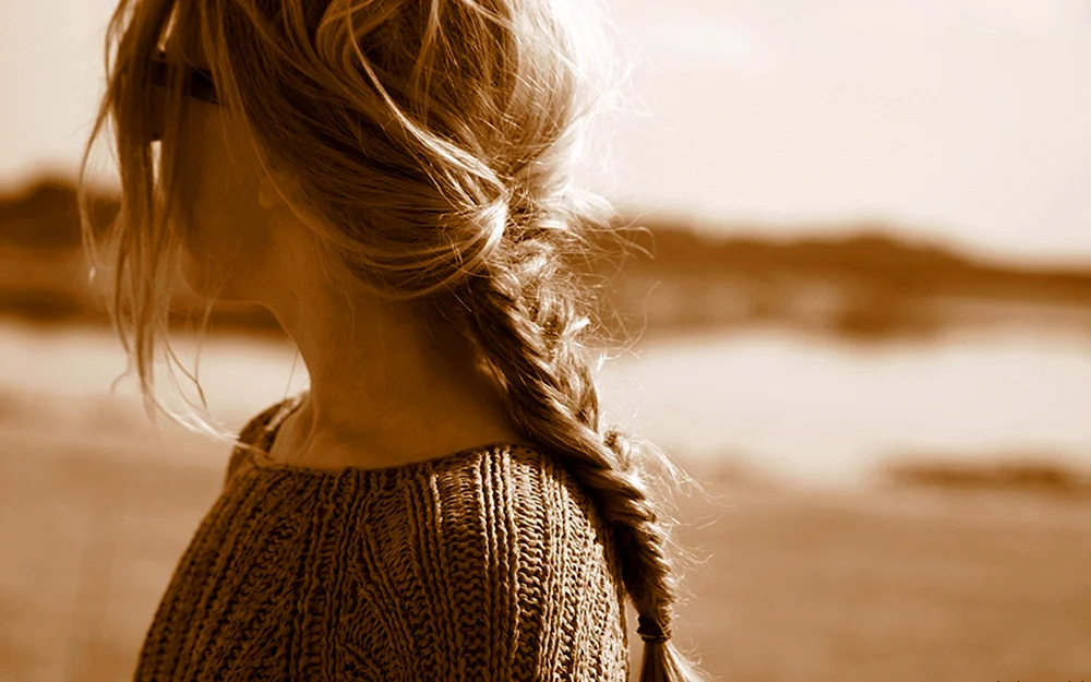 Schöne Mädchen mit blonden Haaren am Rücken von Mädchen