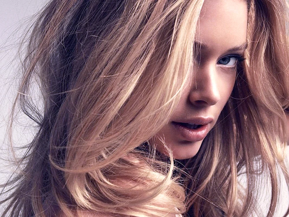 Russo goldene Haarfarbe bei Mädchen