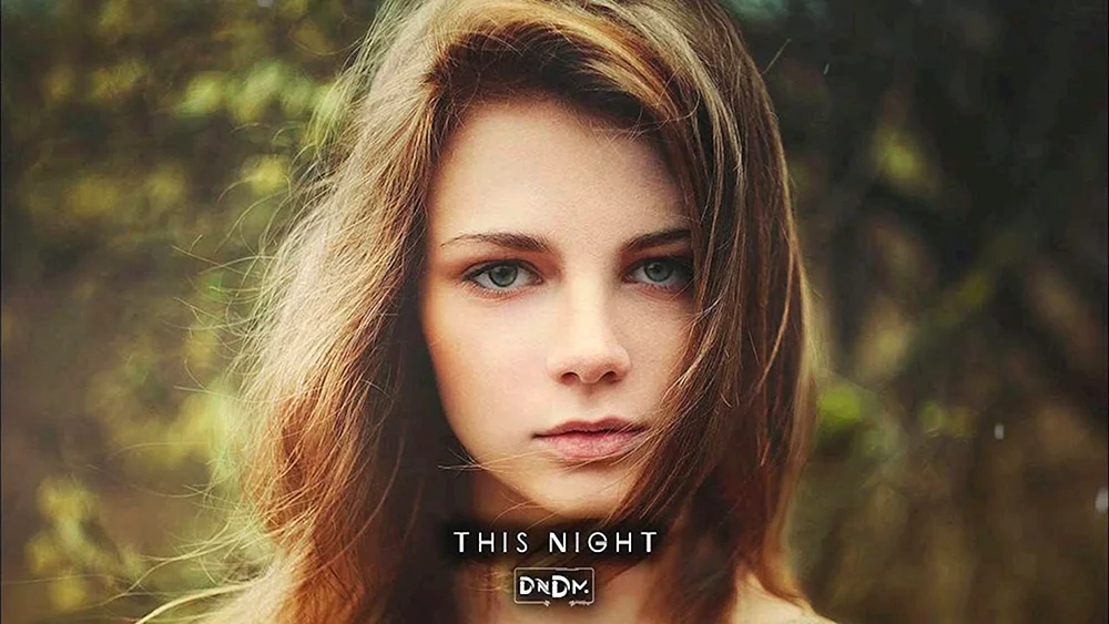 Mädchen mit braunen Augen und blonden Haaren