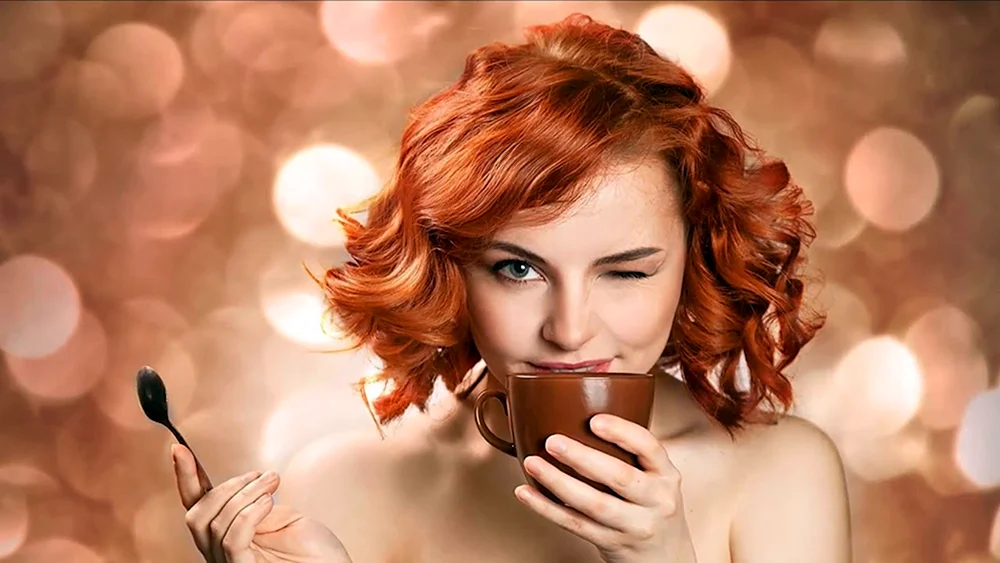 Mädchen mit Kaffee trinkendem Kaffee