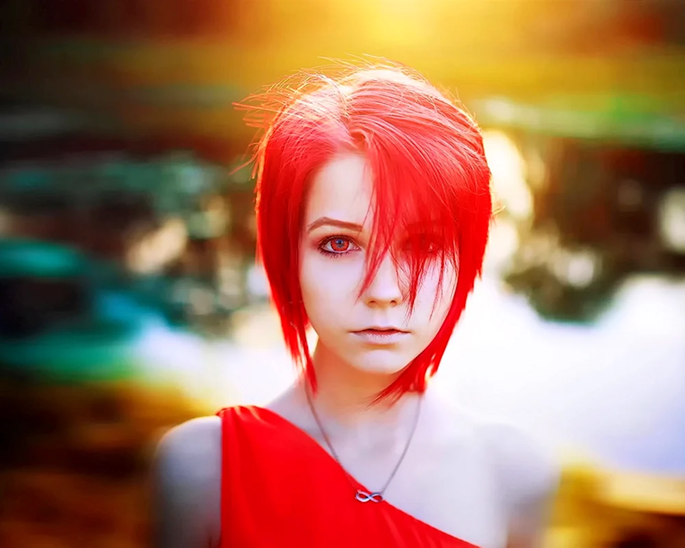Rotes Mädchen mit kurzen Haaren