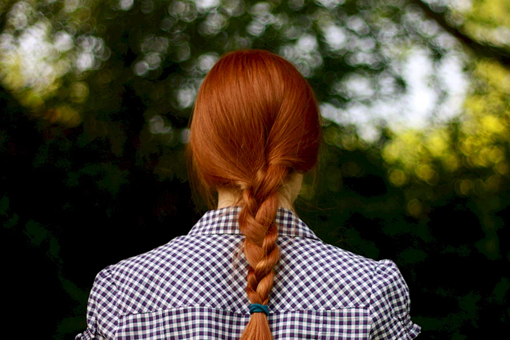 Rotes Mädchen von hinten