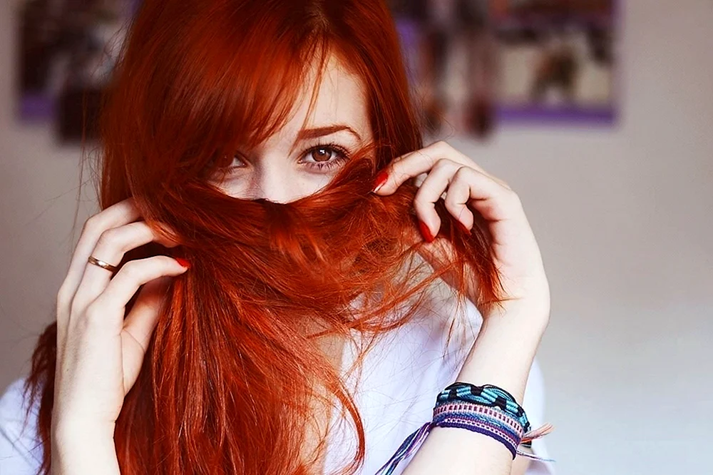 Rotviolettes Haar