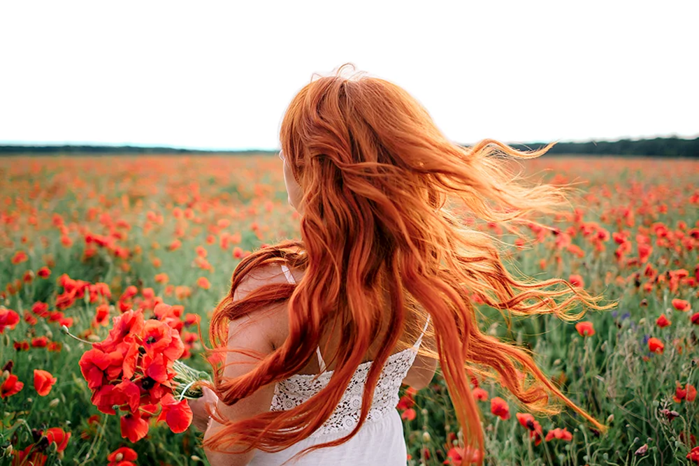 Mädchen mit roten Haaren im Winter