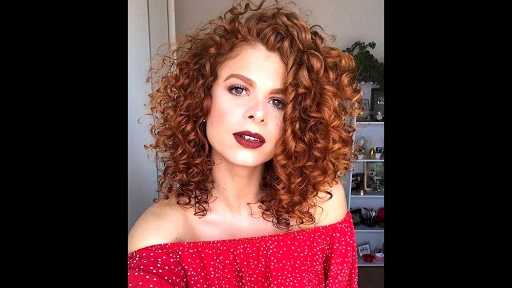 Lockiges rotes Haar