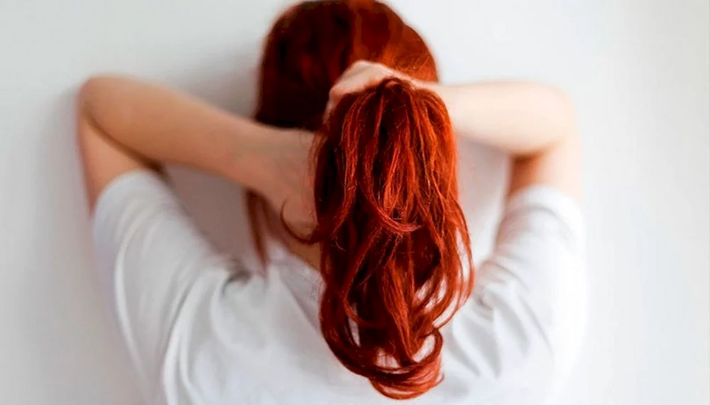 Rotes Mädchen von hinten