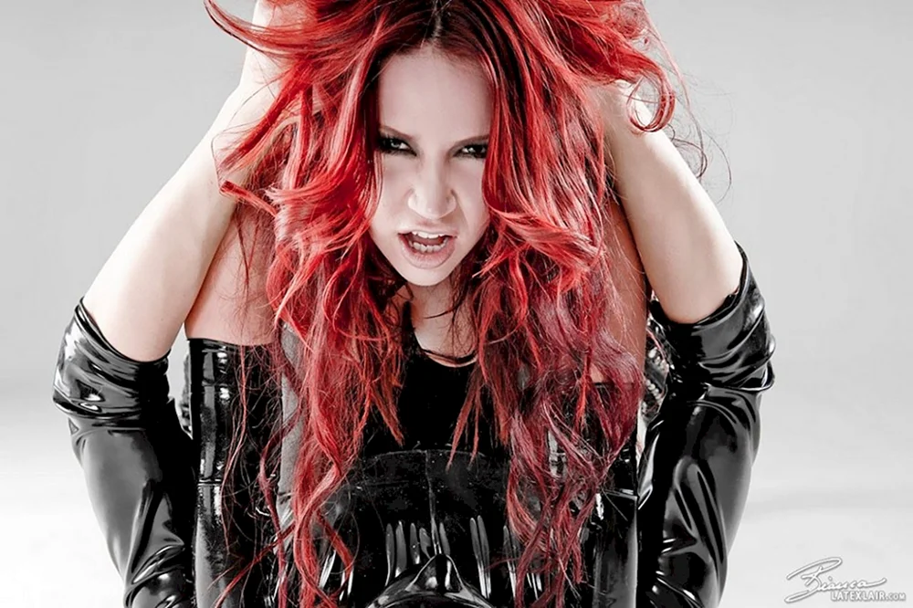 Rotes Haar. Rote Haare mit weißen Strähnen
