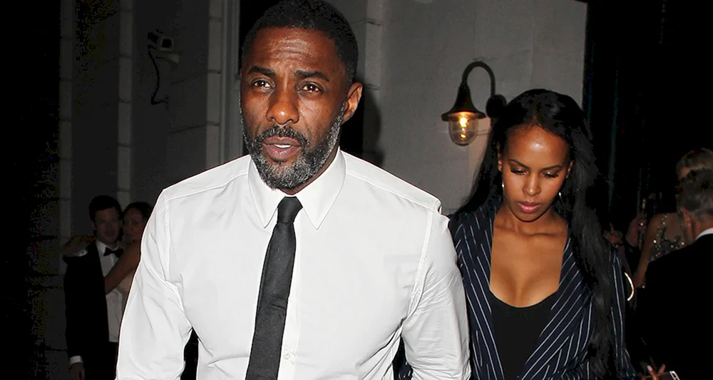Sabrina Daur und Idris Elba am Strand