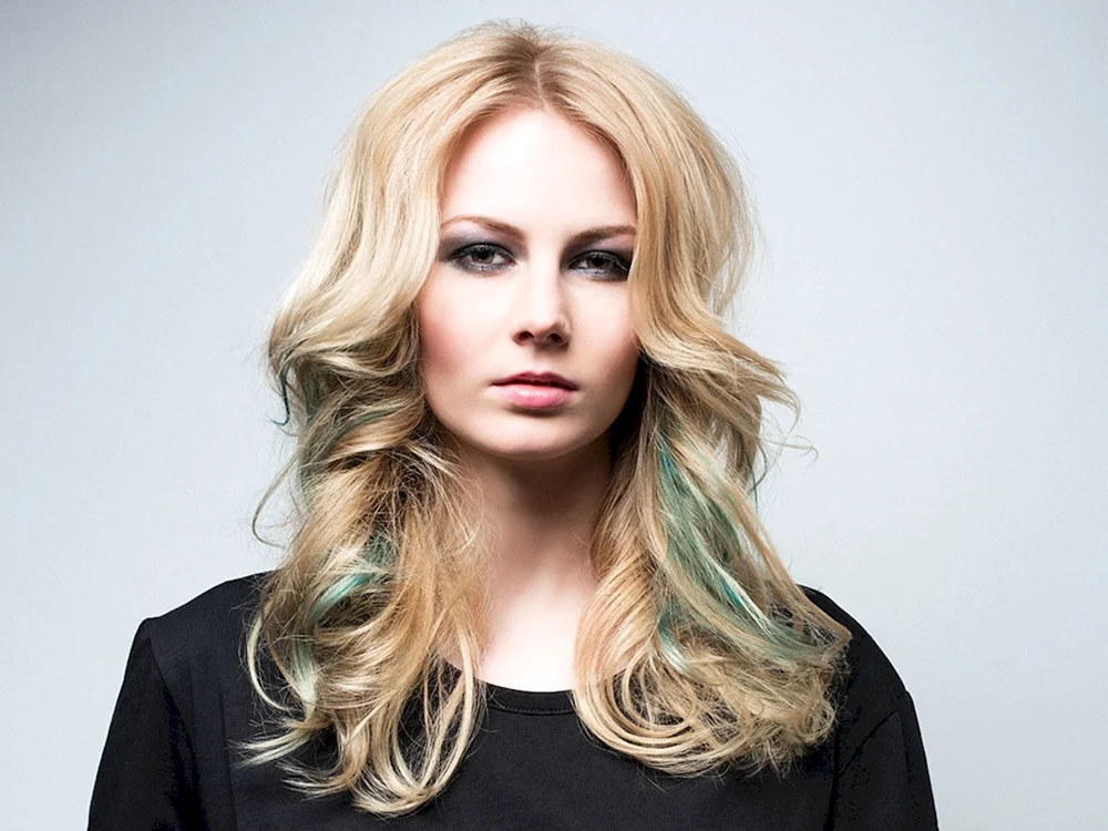 Salatsträhnen in blondem Haar