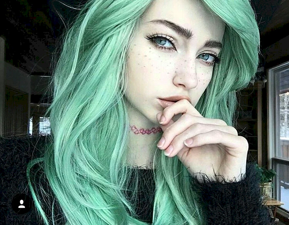 Sarah Marie Carda mit grünen Haaren