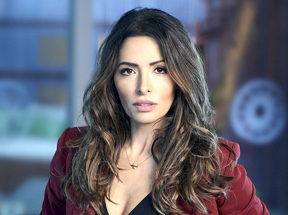 Sara shahi