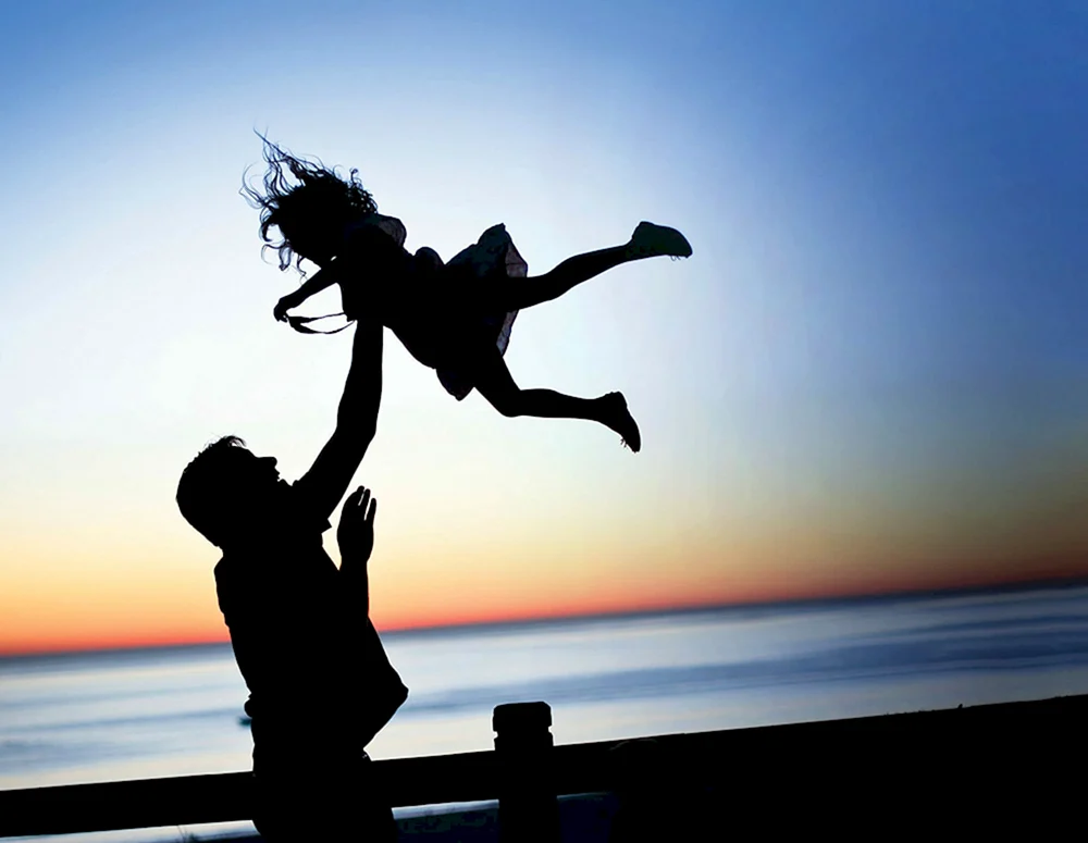 Vater umarmt Vater und Tochter