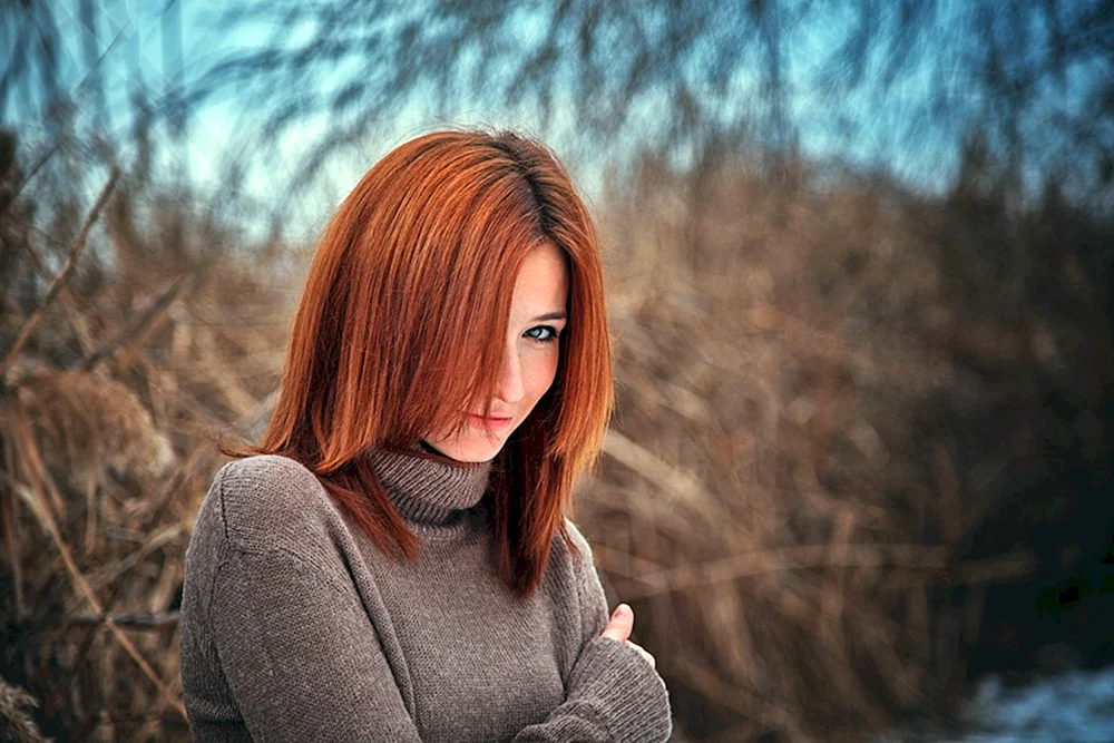 Rotes Mädchen mit kurzen Haaren