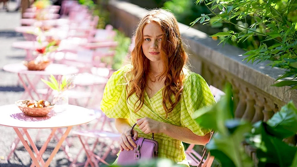 Sadie Sink. Sink in einem Kleid