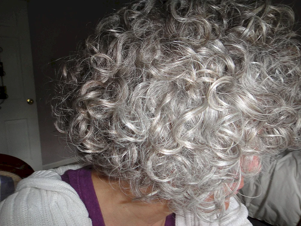 Graues lockiges Haar