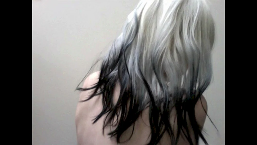 Graues Haar mit schwarzen Spitzen