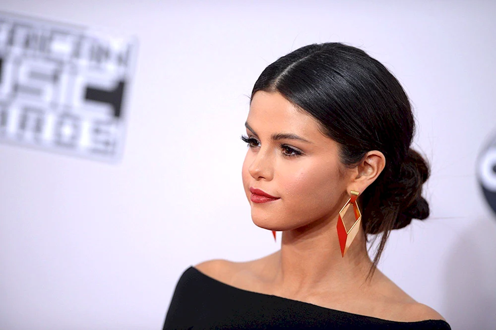 Selena Gomez mit Pferdeschwanz Pferdeschwanz