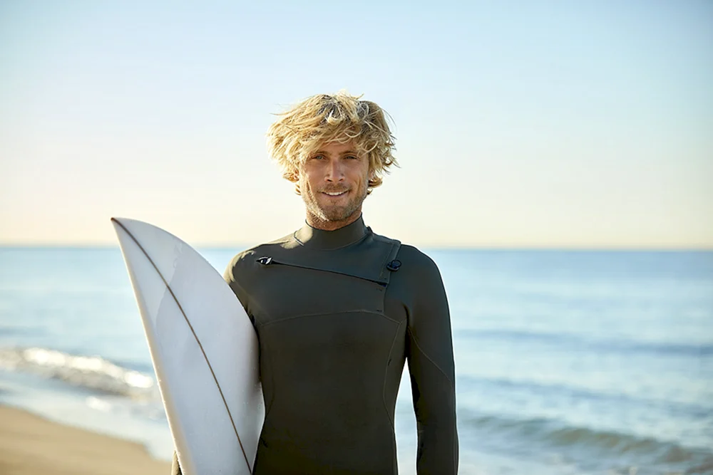 Surfer-Haarschnitt blond
