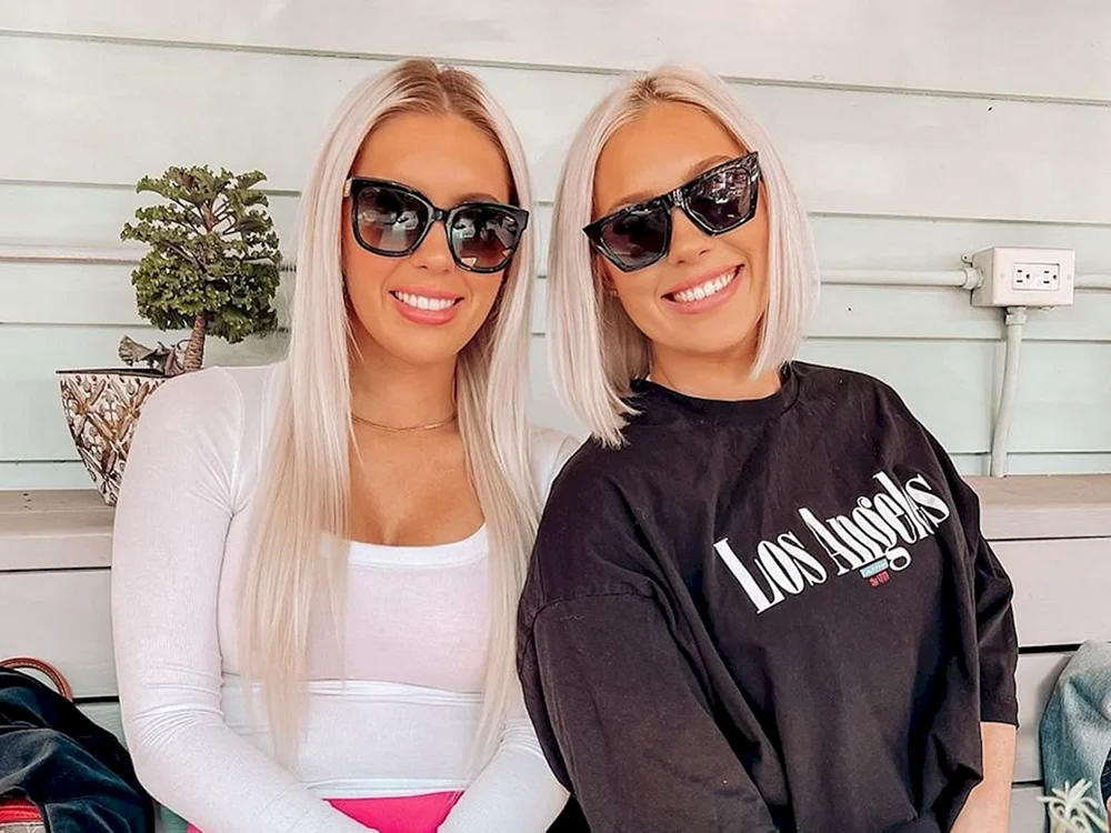 Blonde Schwestern
