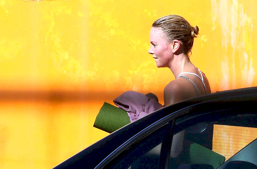 Charlise Theron als junges Mädchen