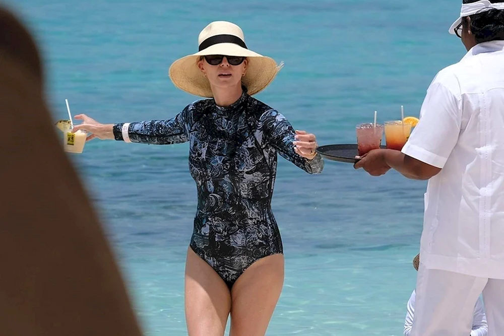 Charlise Theron am Strand