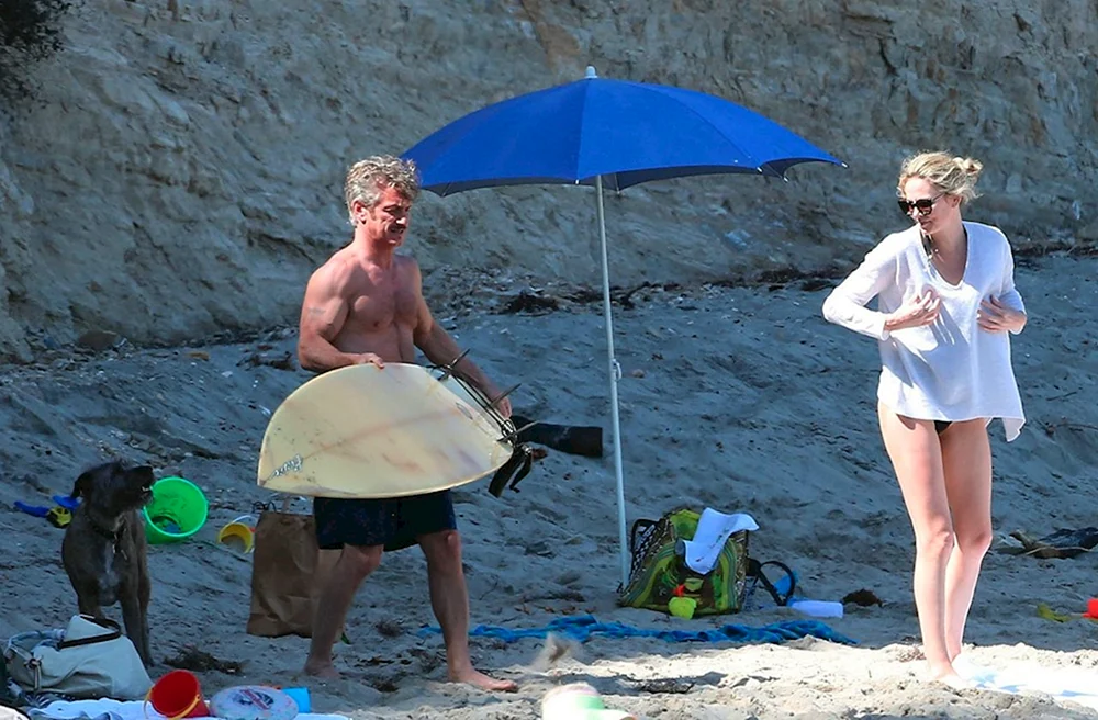 Charlise Theron am Strand
