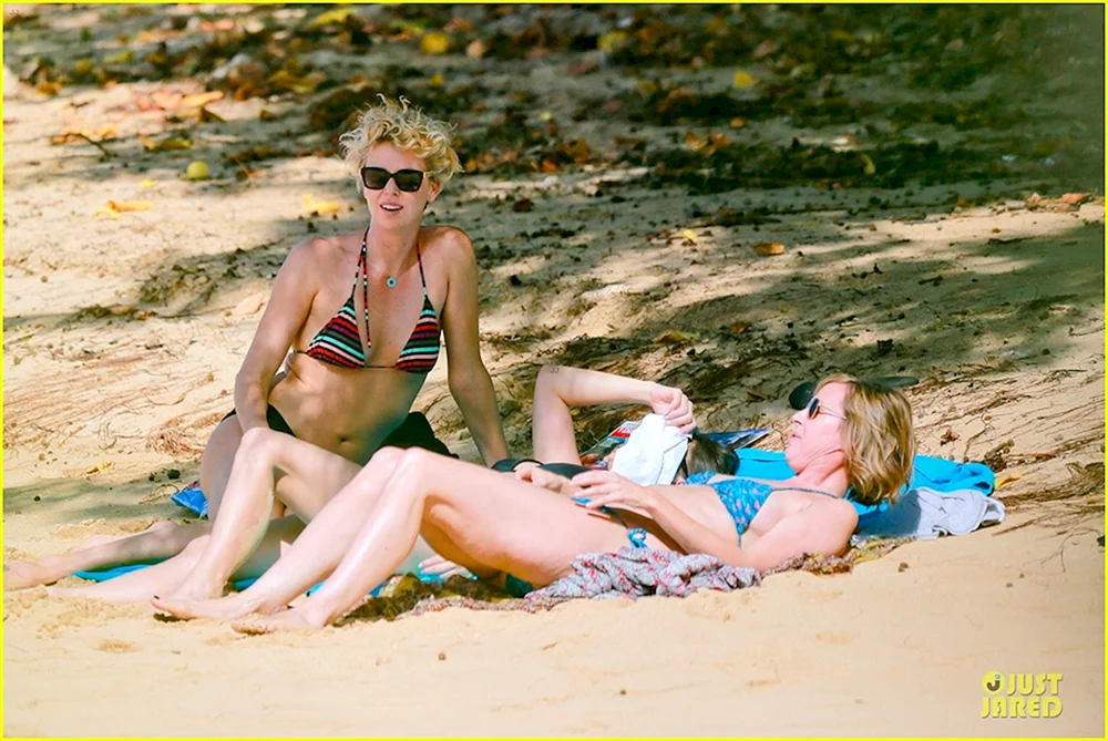 Charlise Theron im Badeanzug 2021
