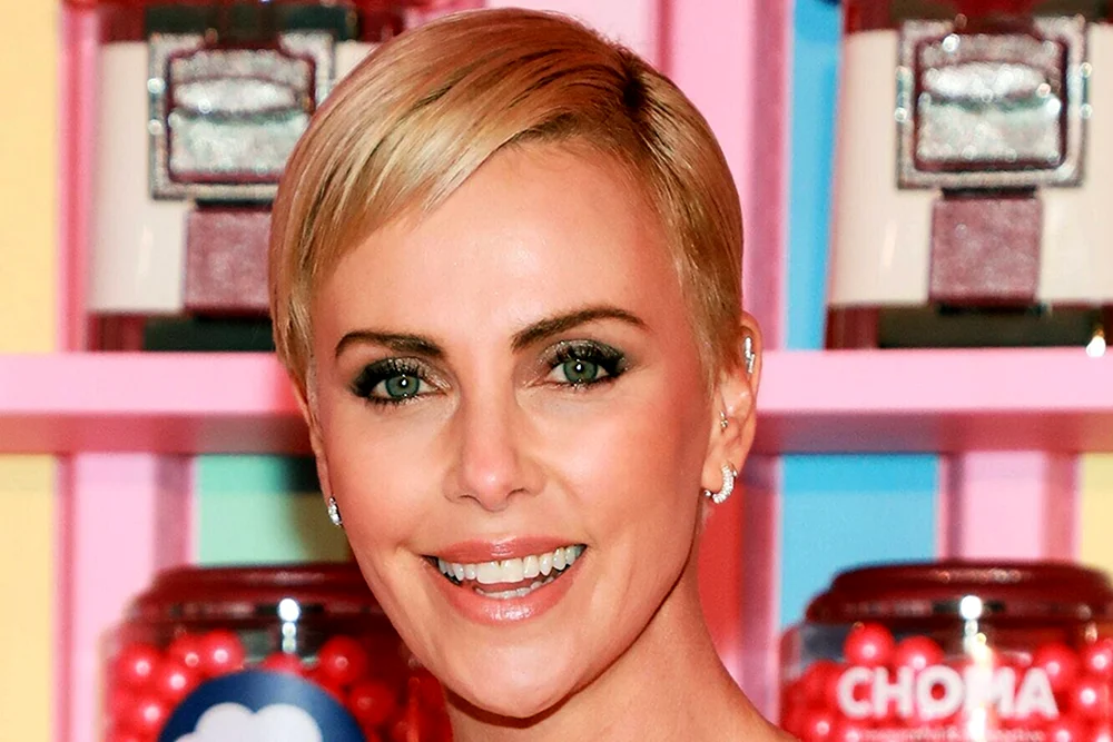 Charlise Theron mit einem Kurzhaarschnitt