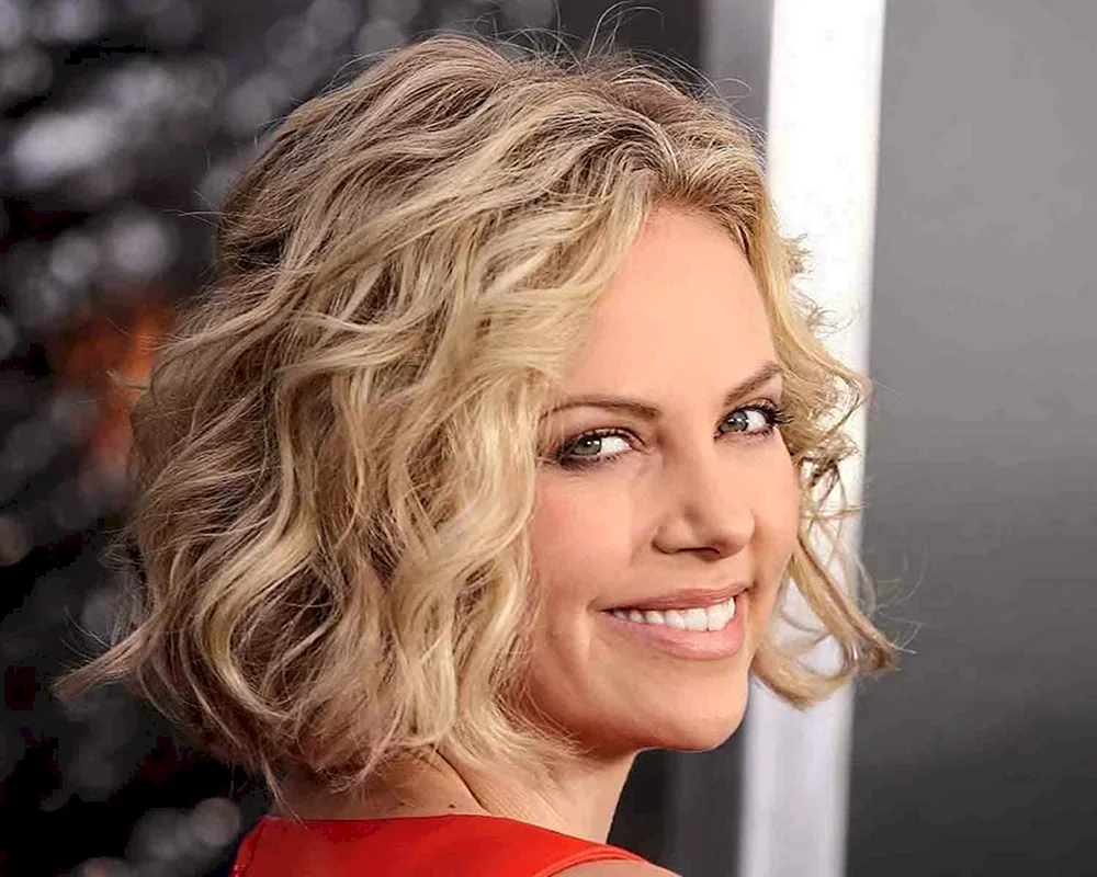 Charlise Theron mit Locken