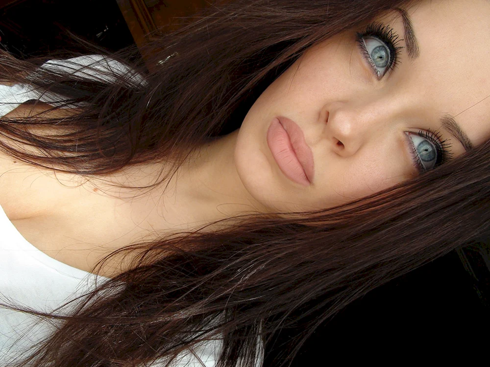 Mädchen mit braunen Haaren und blauen Augen