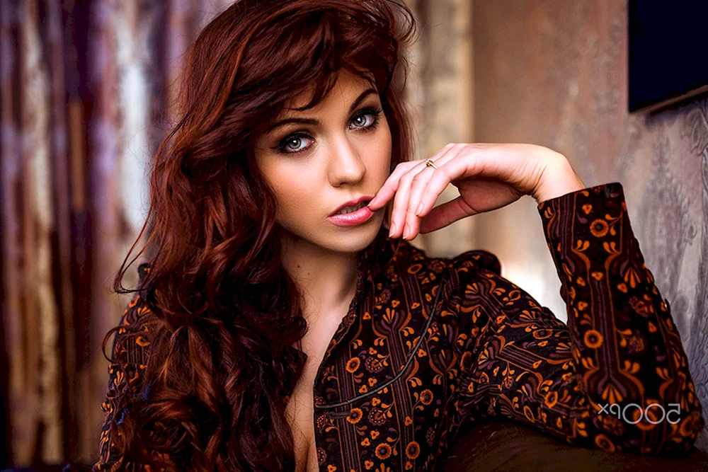 Model Katrin. Catherine Kyun rothaarig