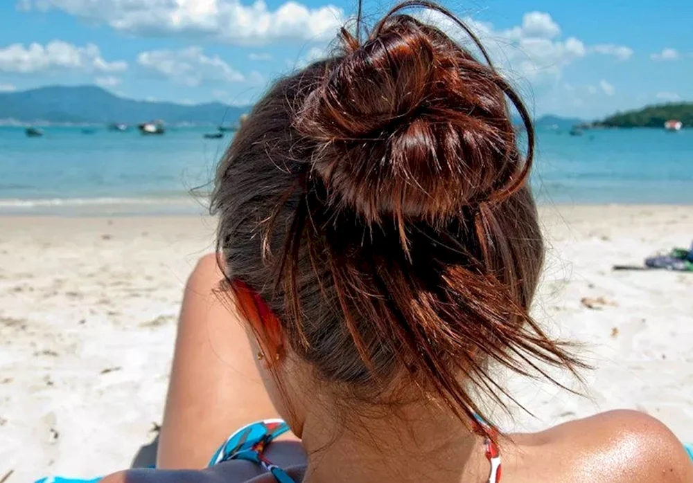 Mädchen mit langen braunen Haaren von hinten mit dunklen Haaren von hinten