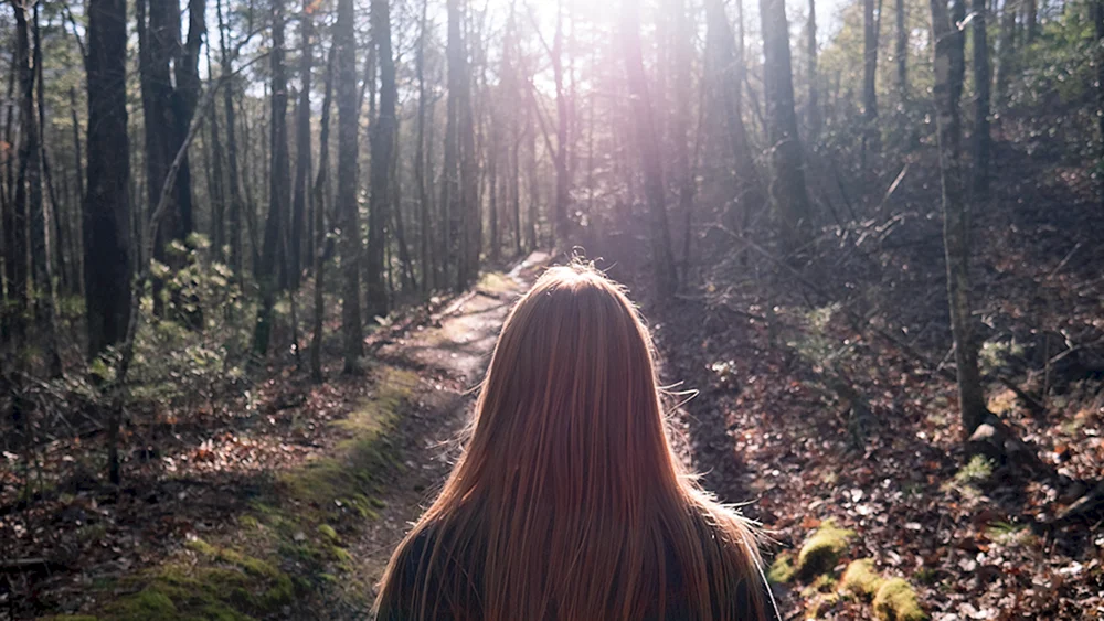 Mädchen mit blonden Haaren ohne Gesicht